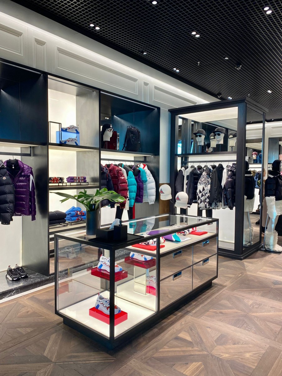 20partners PHOTO-2022-07-21-17-25-20-2 A true brand experience: Moncler opens new store at Frankfurt Airport Uncategorized  travel retail luxury  